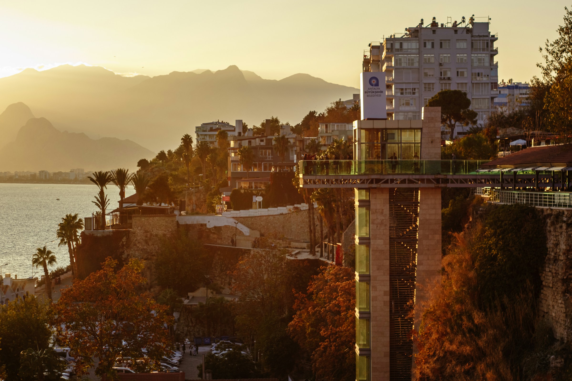 Antalya kıyısı ve şehir manzarası